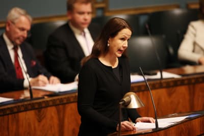 Veronika Honkasalo håller anförande i riksdagen. 