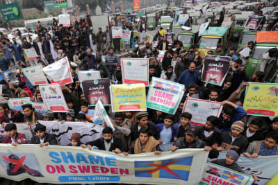 Demonstranter i Pakistan protesterar mot koranbränning i Sverige.