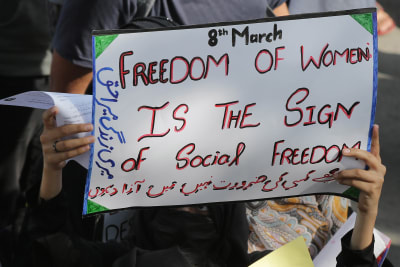 Pakistanska kvinnor deltar i en demonstration för att uppmärksamma Internationella kvinnodagen.