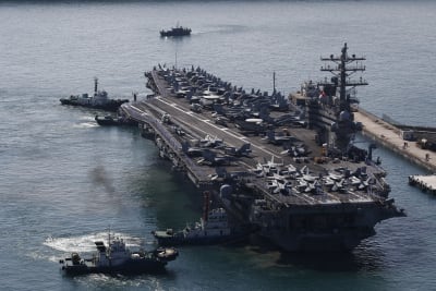 Det kärndrivna hangarfartyget USS Ronald Reagan anlöper hamnen i den sydkoreanska staden Busan år 2022.