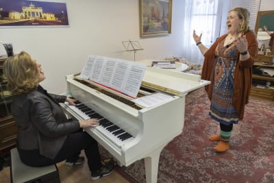 Ann-Marie Walsh får sånglektion. Sånglärare Sirkku Wahlroos spelar piano. 