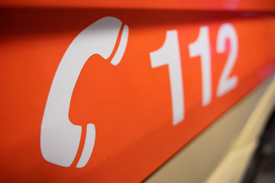 En logga som visar en symbol på en telefon och nödnumret 112.