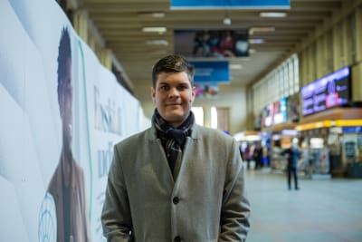 Henri Ojalehto på Helsingfors järnvägsstation.