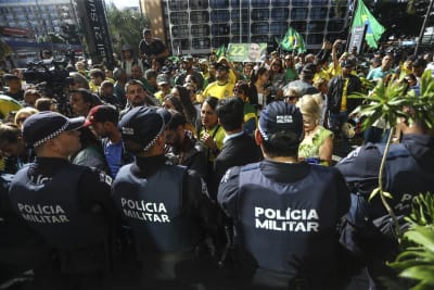 Militärpolisen tittar på anhängare till den tidigare brasilianska presidenten Bolsonaro.