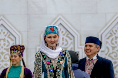 Tatarer i traditionella kläder.