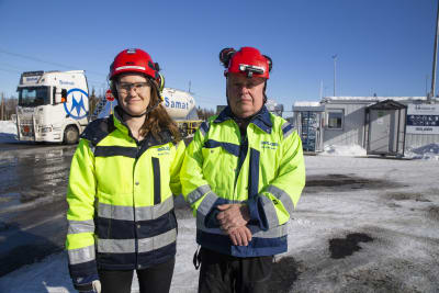 Till vänster Anna Sundqvist och till höger Henrik Grind. Båda är klädda i arbetskläder och röd hjälm.