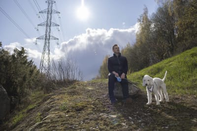 Rolf Gustavson ute med hunden Mango.