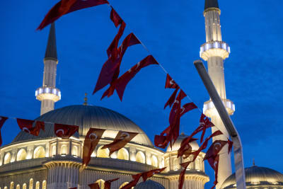Turkiska flaggor kring moské på Taksimtorget.