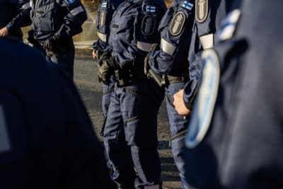 Poliser i uniform.