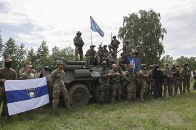 Medlemmar av Ryska frivilligkåren och Ryska frihetslegionen mötte pressen ute i naturen i Charkiv-regionen, nära den ryska gränsen på onsdagen. 