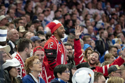 Kanadensiska ishockeyfans jublar i Tammerfors.