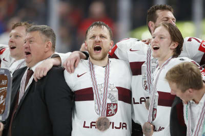 Lettlands spelare med medaljerna runt halsen.