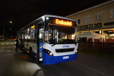 Asukkaita kuljetettiin palopaikalta pois evakuointibussilla.
