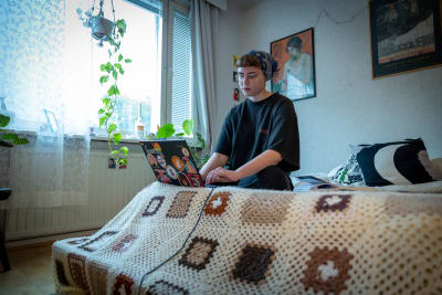 Vilma Heino tietokoneen äärellä