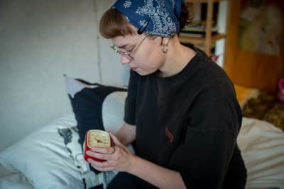 Vilma Heino siirtää herätyskelloa