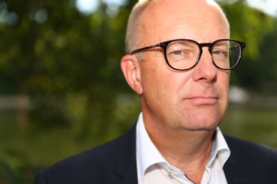Jarkko Eloranta. Taustalla puita.