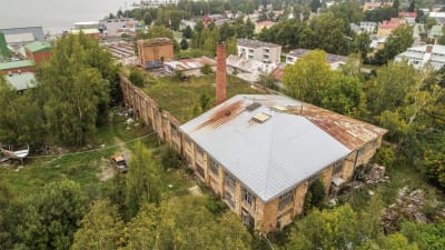 Flygfoto av gammal tegelbyggnad