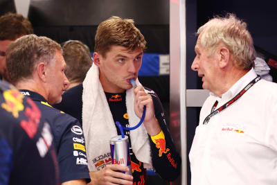 Christian Horner, Max Verstappen och Helmut Marko i samspråk.