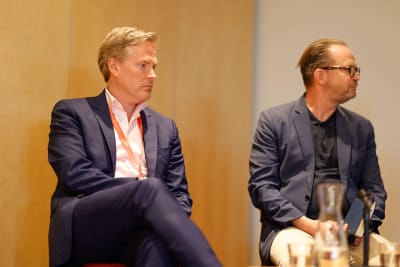 Christer Fahlstedt och Velipekka Nummikoski sitter på sina stolar.