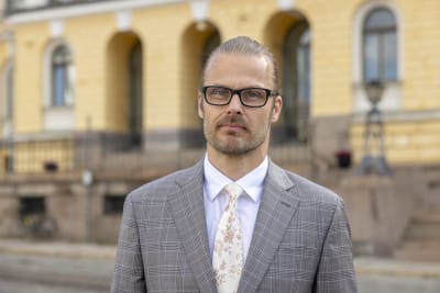 Finansministeriets budgetchef Mika Niemelä poserar utanför Statsrådsborgen. 