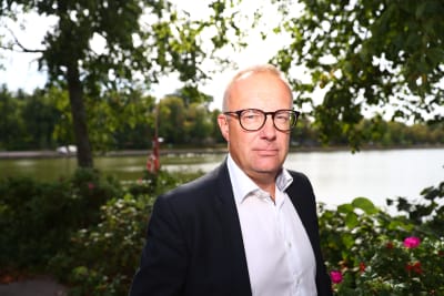 Jarkko Eloranta, FFC:s ordförande, fotograferad utomhus med träd i bakgrunden.