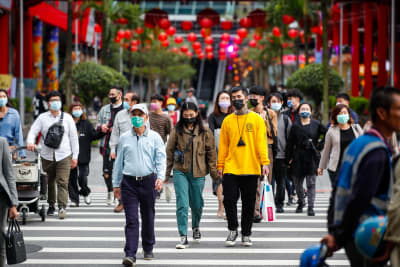 Bild på taiwaneser som går på en gata i Taipei.