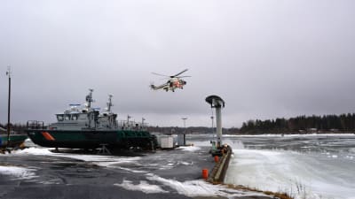 Gränsbevakningens helikopter går in för landning under sjöräddningsövningen ute vid Södra Vallgrunds sjöbevakningsstation.