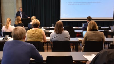 Fredrik Lindström framför en publik under en konferens.