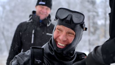 Dykare ute på isen.