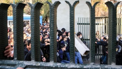 Studenter drabbar samman med kravallpolis i centrum av Teheran