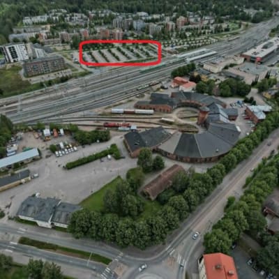 Viistoilmakuva Riihimäen asemanseudusta, jonne suunnitellaan uutta sote-keskusta. Keskuksen paikka on merkattu kuvaan punaisella.