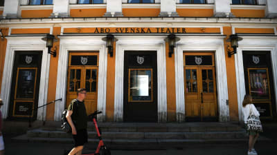 Ingången till Åbo Svenska Teater. 