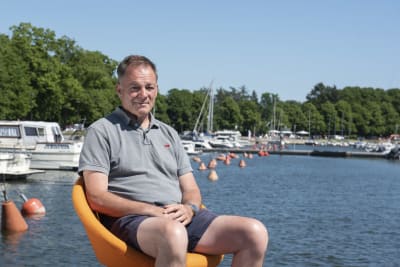 Tapio Lehtinen sitter på en stol i hamnen.