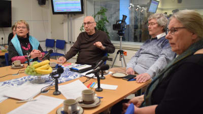 Merja Laaksonen, Åke Holmlund, Heikki Valtavaara och Karin Gottberg-Ek sitter vid ett bord och diskuterar.