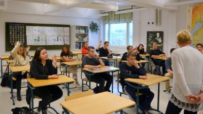 Undervisning i ett klassrum i Korsholms högstadium.