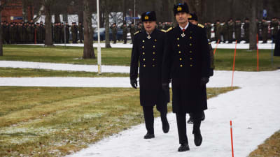 Kommodor Juha Kilpi och kommodor Arvi Tavaila vid Nylands brigad. 