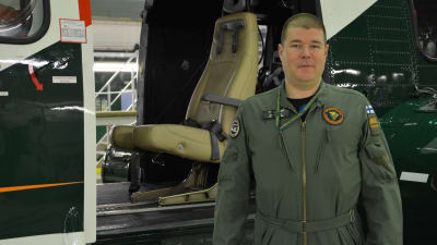Man framför helikopter