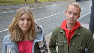 Heidi Kaarto och Emil Ahlroos på trappan utanför Vasa övningsskolas gymnasium.