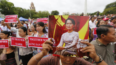Tusentals människor samlades på ett torg i landets största stad Yangon för att uttrycka sitt stöd för Suu Kyi