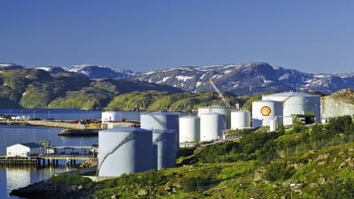 Oljecisterner och fjäll i Hammerfest