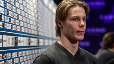 Miro Heiskanen spelar ishockey för Finlands herrlandslag.
