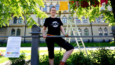 Heidi Lunabba hänger upp tvätt på Ateneums gård för människors lika värde.