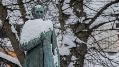Runebergs staty i snödräkt.