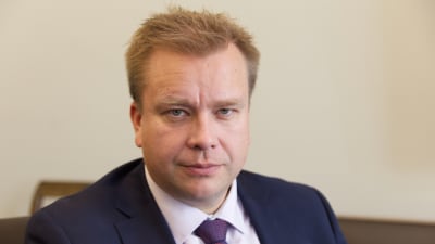 Porträtt av försvarsminister Antti Kaikkonen.