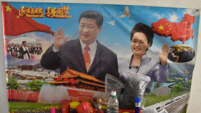 Personkulten kring Xi Jinping växer i Kina. Affisch på honom och hans fru i privat lokal.