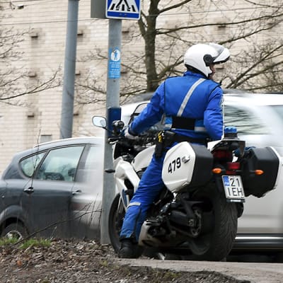Moottoripyöräpoliisi mittasi tutkalla nopeuksia Veturitiellä, Helsingissä 16. huhtikuuta 2015. 