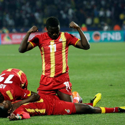 Ghanan pelaajat juhlivat voittoa.