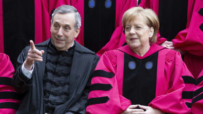 Harvards styrelseordförande Lawrence Bacow med Angela Merkel vid examensceremonin år 2019.
