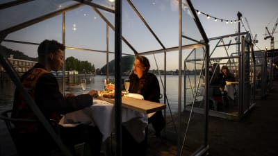 Mediamatic i Amsterdam har byggt växthus kring restaurangbord som skydd mot coronaviruset.