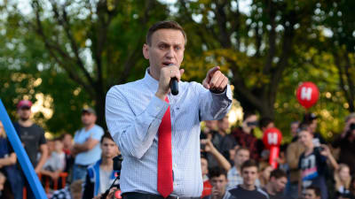 Aleksej Navalnyj talar i en mikrofon på en demonstration. 